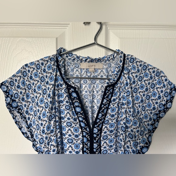 LOFT Floral Flutter Sleeve Blue White & Black Swing Dress Size Medium - Picture 13 of 16